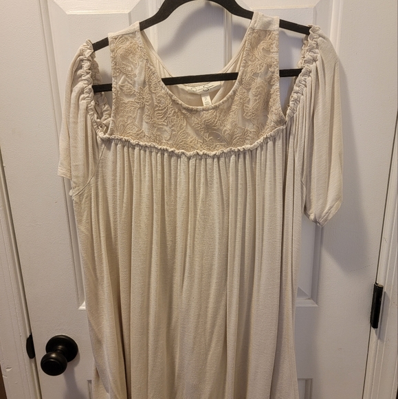 Jessica Simpson Maternity Cold Shoulder Top - Picture 1 of 1